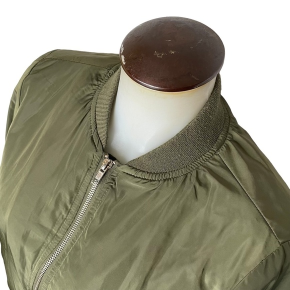 Green Bomber Jacket 🤍 - Picture 2 of 7